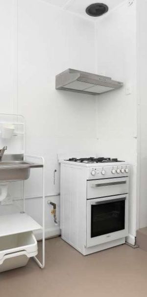 Fully furnished studio in a quiet, convenient Petersham location - Photo 1