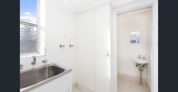 Modern, Split Level Apartment, Just Metres to the Beach - Photo 1