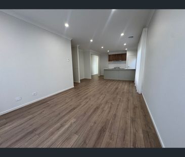 5 Lismac Ave, Clyde North, Vic 3978 - Photo 2