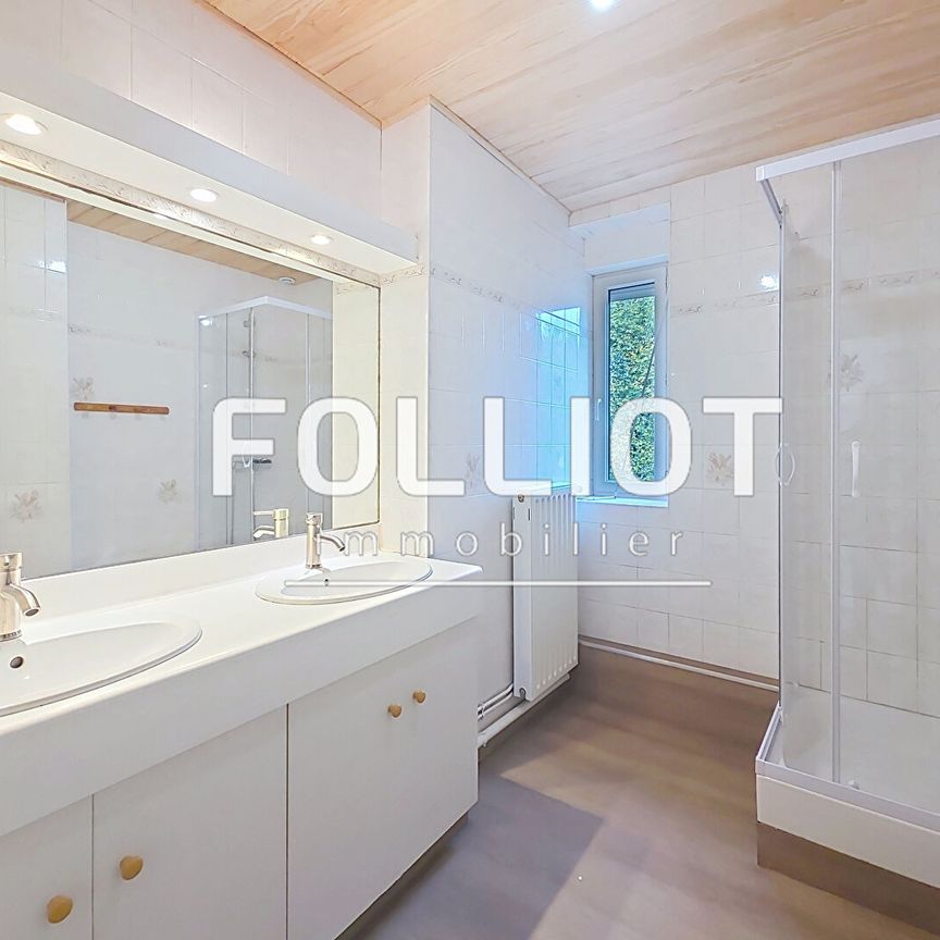 À louer : maison spacieuse avec garage, centre-ville et voie verte à pied - Photo 1