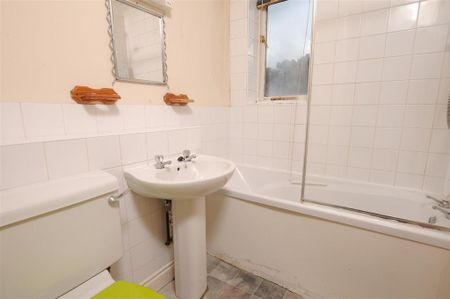 3 bedroom flat to rent - Photo 5