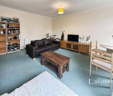 3 bedroom flat to rent - Photo 2