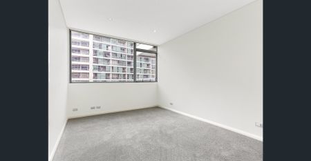 Contemporary and generously sized apartment - Photo 2