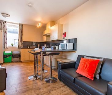 1 bedroom in a flat share to rent - Photo 3