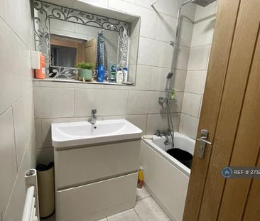 3 bedroom flat to rent - Photo 6