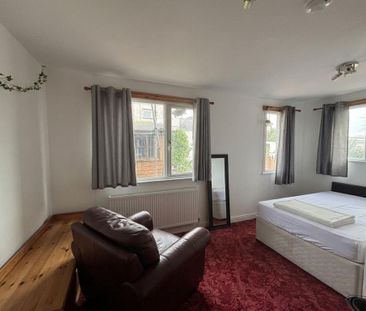 4 bedroom semi-detached house to rent - Photo 2