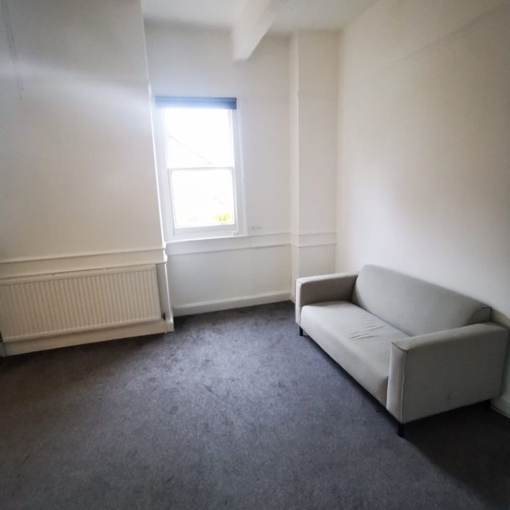 3 Bed Flat, Cawnpore Street, SE19 - Photo 1