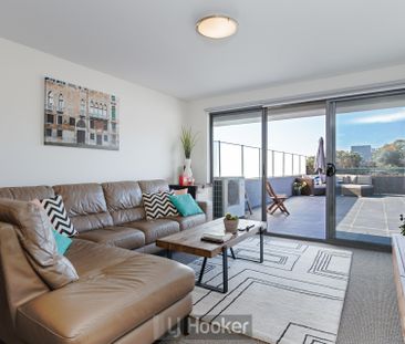 EXECUTIVE HARBOURSIDE LIVING WITH ENORMOUS ENTERTAINING DECK - Photo 2