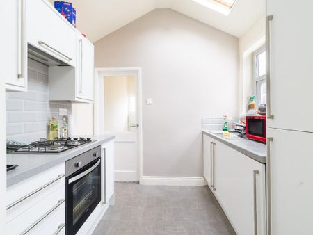 3 bedroom flat to rent - Photo 5