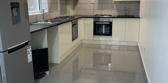 Room in a Shared House, Tamworthlane, CR4 - Photo 2