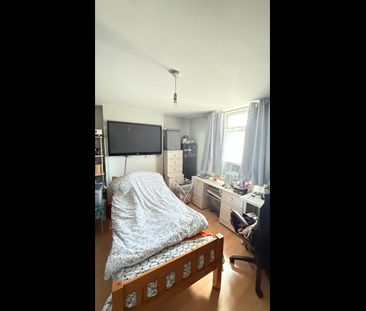 4 Bed Semi-Detached House, Mitcham Road, CR0 - Photo 4