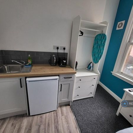 1 bedroom in a house share to rent - Photo 3