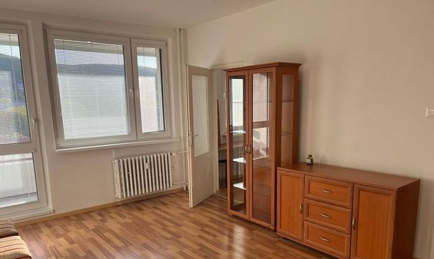 Ponúkame na prenájom útulný 1,5-izbový byt s priestrannou lodžiou v tichej a vyhľadávanej lokalite Bratislava – Dúbravka, na Bošániho ulici. - Fotografia 1