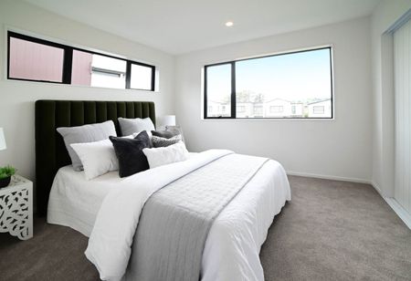 Stylish 2-Bedroom Townhouse in Flat Bush - Photo 4