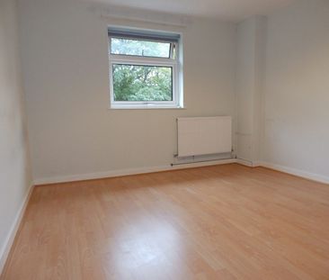 Flat to rent on - Photo 1