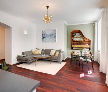 Elegant period apartment in sought-after location - Photo 2