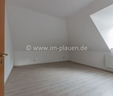 Renovierte 2-Zimmer-DG-Wohnung im Zentrum von Auerbach – Jetzt einz... - Foto 1