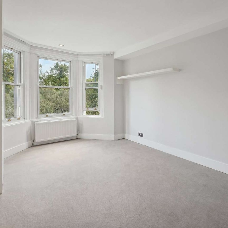 Generously proportioned house with enviable entertaining space moments from Clapham Common - Photo 1