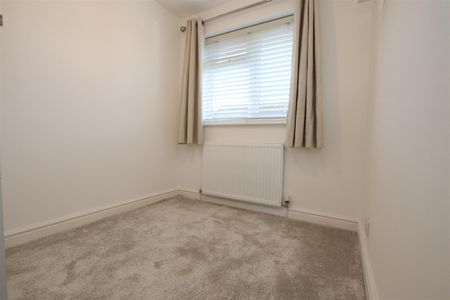 3 bedroom Semi-Detached House to let - Photo 3