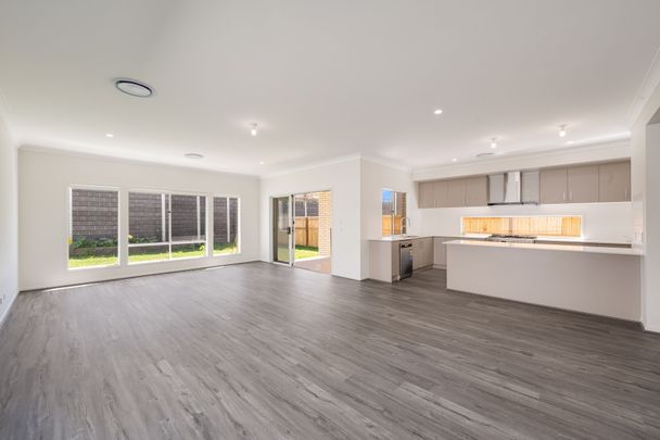 Spacious Family Home With Multiple Living Areas in the Popular Alcove Estate - Photo 1