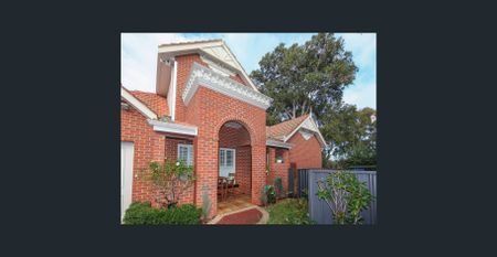 Spacious 4-Bedroom Family Townhouse in Prime Camberwell Location - Photo 3