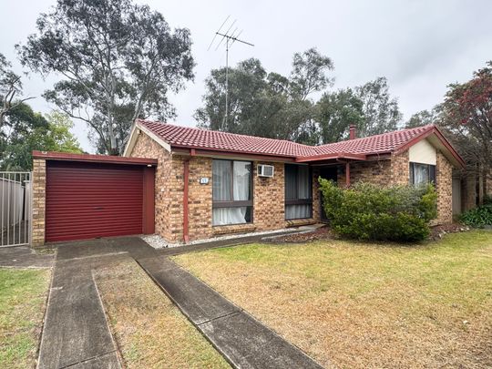 Spacious 3-Bedroom Family Home in Prime Kingswood Location - Photo 1