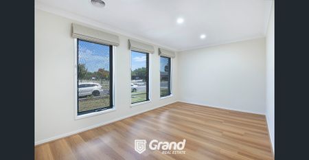 BEAUTIFUL 4 BEDROOM HOME WITH AN ADDITIONAL LARGE LIVING AREA THAT CAN BE USED AS THE 5TH BEDROOM ! - Photo 5