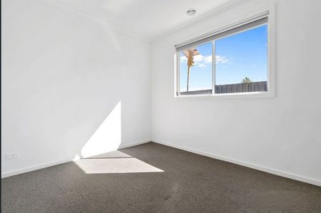 GREAT FAMILY HOME WITH DUCTED HEATING AND COOLING - Photo 3