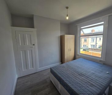 Collingwood Road, Mitcham CR4, London - Photo 3