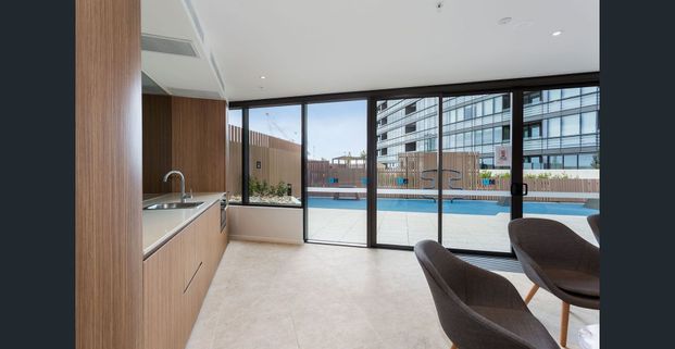 Stunning & Elegant 19th Floor Waterfront Living in the prime of Melbourne - Photo 1