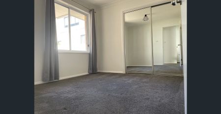 Renovated villa within walking distance to Coles and lake - Photo 5