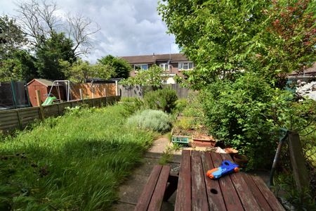 Terraced House to rent - Vaughan Williams Close, London, SE8 - Photo 4