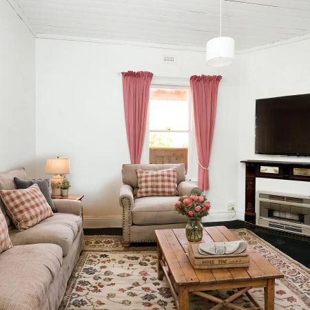 Charming 3-Bedroom Cottage Available for Rent in Central Tatura - Photo 2