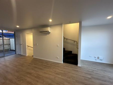 Perfectly located townhouse with stunning views! - Photo 2