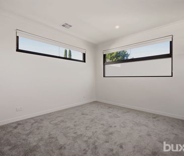 BRAND NEW LUXURIOUSLY APPOINTED 4BEDROOM HOME - Photo 2