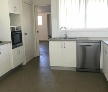 4 Bedroom home in Oxley Vale - Photo 3