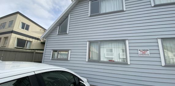 Modern 2 Bedroom Apartment Available for 2026 - Photo 2