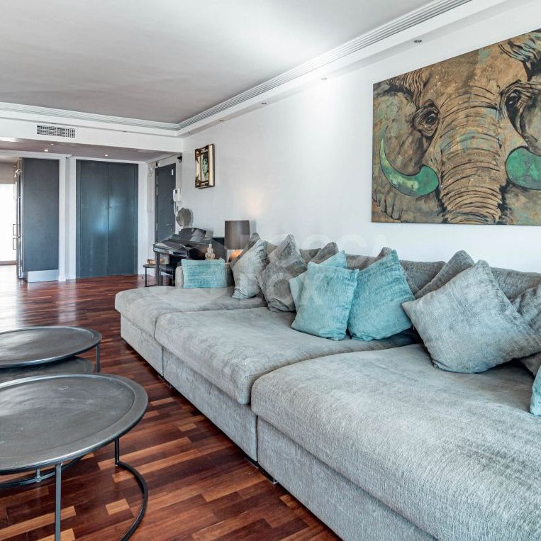 Luxurious Beachside Apartment in Puerto Banus, Marbella - Photo 1