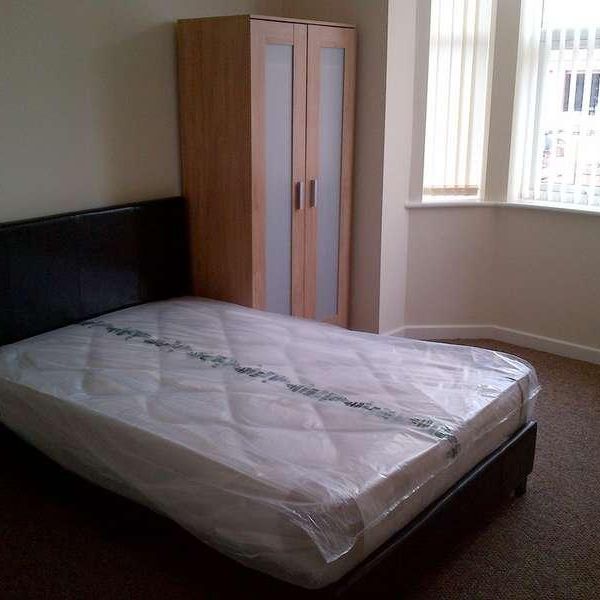 Top Floor Ensuite Room Near Coventry Train Station, CV1 - Photo 1