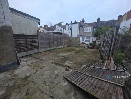 2 bedroom flat to rent - Photo 2