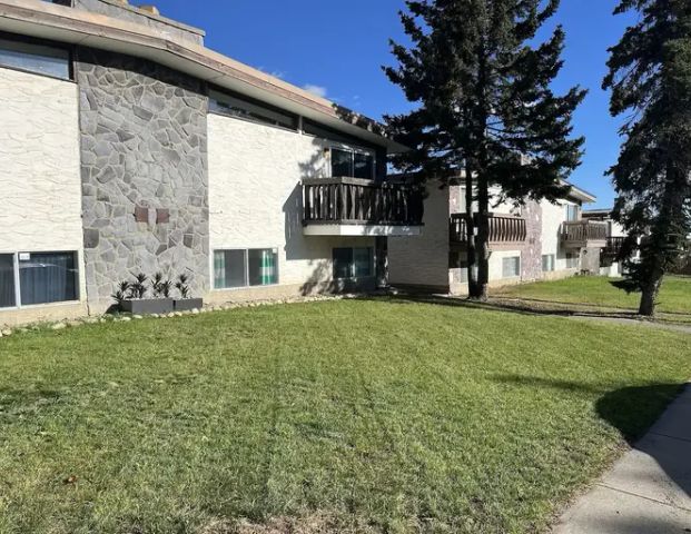 Price drop! Spacious 3 bed 1.5 bath, wood fireplace, locking single garage | 1 - 7536 Hunterview Drive Northwest, Calgary - Photo 1