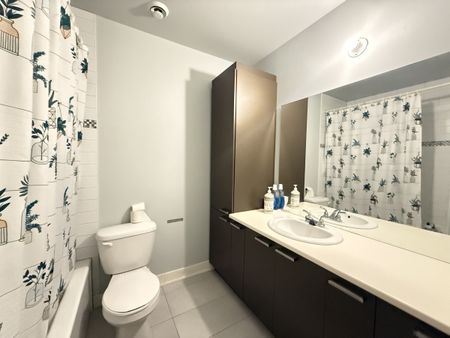 Condo moderne de 2 chambres, entièrement meublé, alliant confort et fonctionnalité. - Photo 3