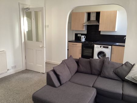 2 Bed Flat, Royal York Villas, BS8 - Photo 3