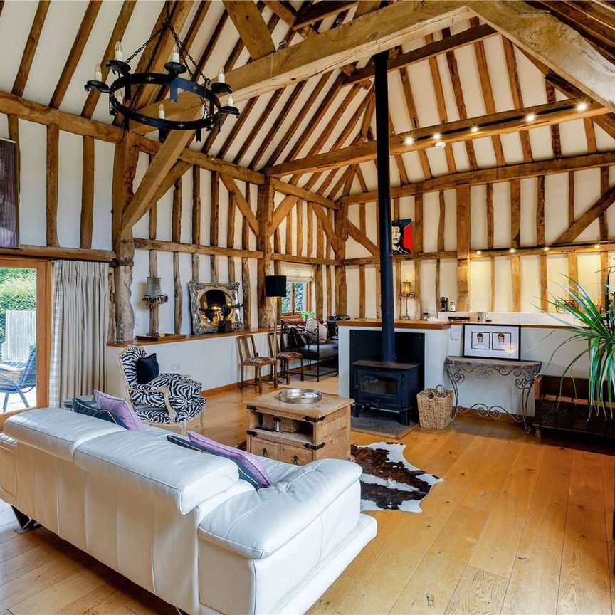 A spacious and attractive three bedroom barn conversion with views of the South Downs - Photo 1