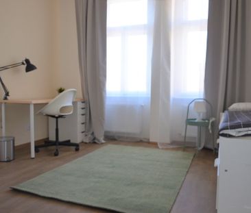Zařízený pokoj s vlastní koupelnou k pronájmu – Praha 2, Nové Město - Fotografie 2