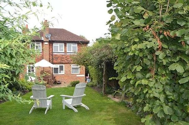 Bedroom Semi-detached Cottage In Farncombe, GU7 - Photo 1