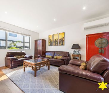 Modern Fully Furnished Family Home in Te Atatu South - Photo 5