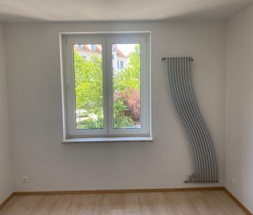 Schicke Wohnung mit Einbauküche sowie Tageslichtbad mit Badewanne u... - Foto 1