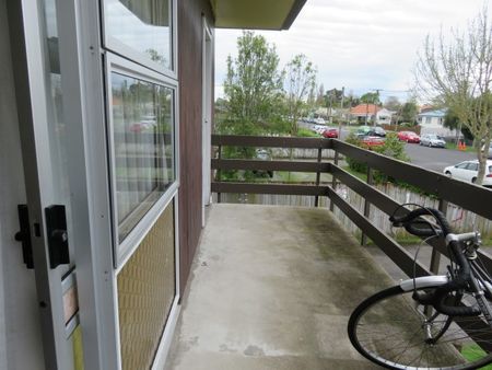 Located in the heart of Hamilton East, this two bedroom one bathroom unit is in close proximity to the University of Waikato, Hamilton Boys High School and local cafes. - Photo 4