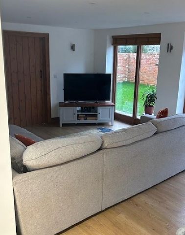 4 bedroom detached house to rent - Photo 2